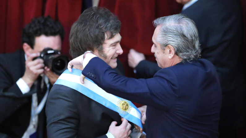 El presidente entrante de Argentina, Javier Milei, asume su cargo en frente del presidente saliente,  Alberto Fernández, en Buenos Aires, el 10 de diciembre de 2023. (EFE/ Demian Alday Estevez)