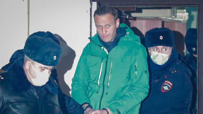 El opositor ruso Alexéi Navalni sale esposado de una comisaría en las afueras de Moscú (Rusia) en enero de 2021. EFE/ Sergei Ilnitsky