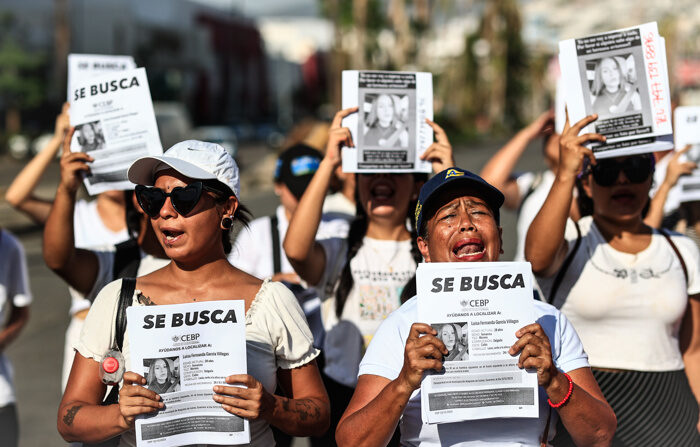 Activistas, familiares y amigos de Luisa Fernanda García Villegas, una mujer de 28 años desaparecida en Acapulco, bloquean la importante avenida Costera Miguel Alemán durante una protesta para exigir que la joven aparezca con vida, el pasado 14 de diciembre, en Acapulco, Guerrero. (EFE/ David Guzmán)