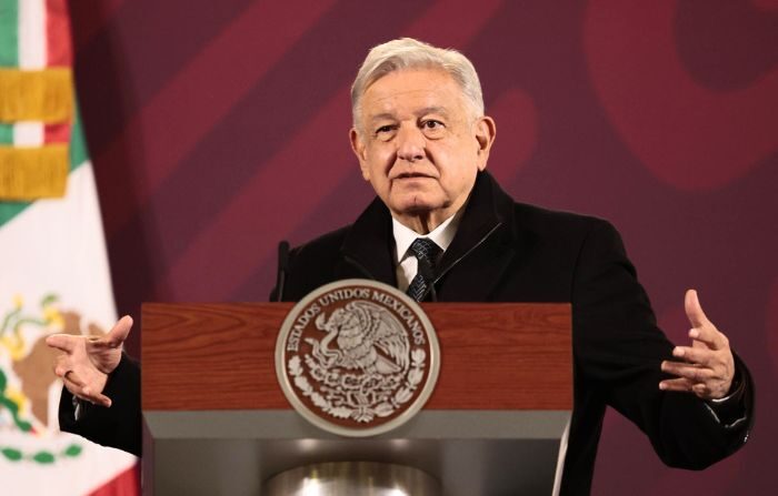 El presidente de México, Andrés Manuel López Obrador, habla durante una rueda de prensa en el Palacio Nacional en Ciudad de México, México, el 12 de diciembre de 2023. (EFE/ José Méndez)