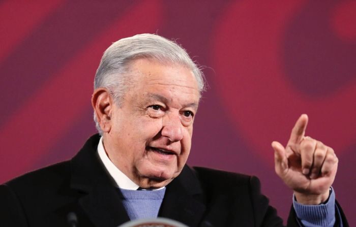 El presidente de México, Andrés Manuel López Obrador, habla durante su conferencia matutina en Palacio Nacional, en Ciudad de México, el 28 de diciembre de 2023. (EFE/Sáshenka Gutiérrez)
