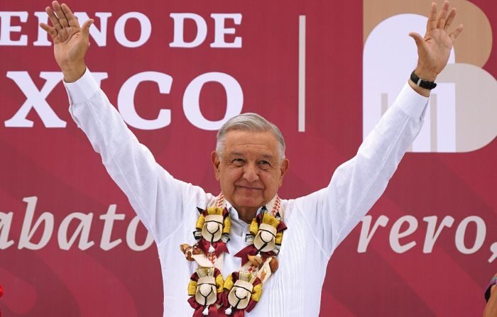 Fotografía cedida por la Presidencia de México, del mandatario mexicano Andrés Manuel López Obrador durante una gira de trabajo en el municipio de Pungarabato, estado de Guerrero (México). (EFE/Presidencia de México)