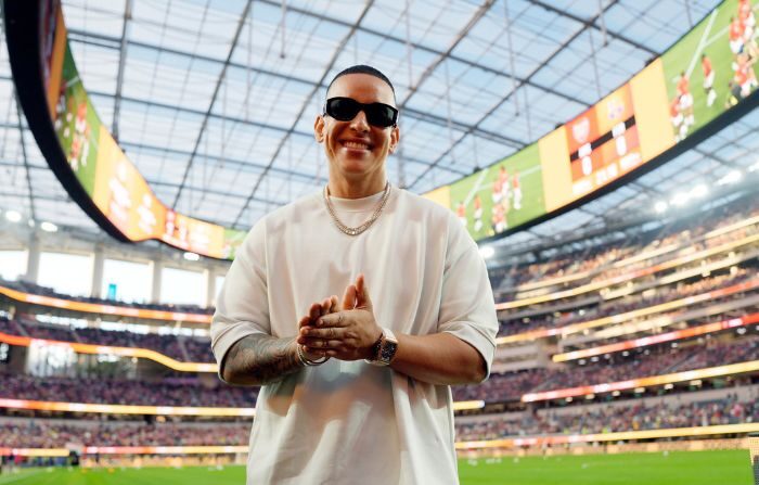 El rapero latino Daddy Yankee asiste al partido amistoso de pretemporada entre Arsenal y Barcelona en el estadio SoFi el 26 de julio de 2023 en Inglewood, California. (Kevork Djansezian/Getty Images)
