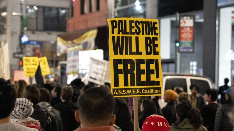 Grupos marchan en apoyo de Palestina y piden el fin de la guerra en Medio Oriente en la ciudad de Nueva York el 9 de noviembre de 2023. (Chung I Ho/The Epoch Times)