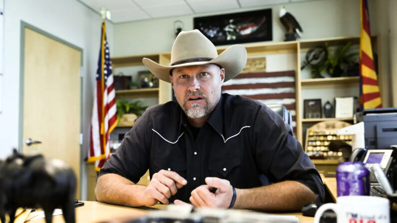 El alguacil del condado de Pinal, Mark Lamb, en su oficina en Florence, Arizona, el 12 de noviembre de 2019. (Charlotte Cuthbertson/The Epoch Times)