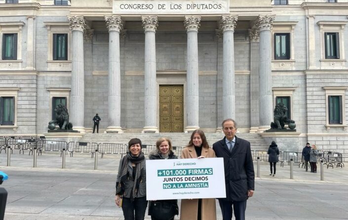 Miembros de la Fundación Hay Derecho posan frente al Congreso de los Diputados. Foto Fundación Hay Derecho. 