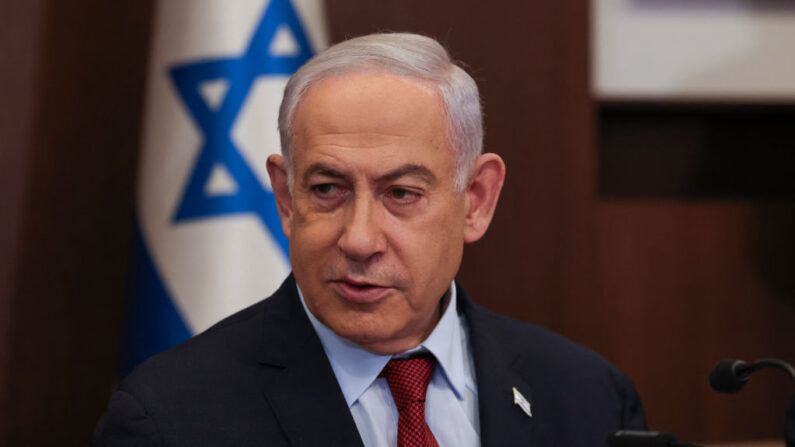 El primer ministro israelí, Benjamin Netanyahu, encabeza la reunión semanal del gabinete en su oficina en Jerusalén, el 10 de diciembre de 2023. (Ronen Zvulun/POOL/AFP vía Getty Images)