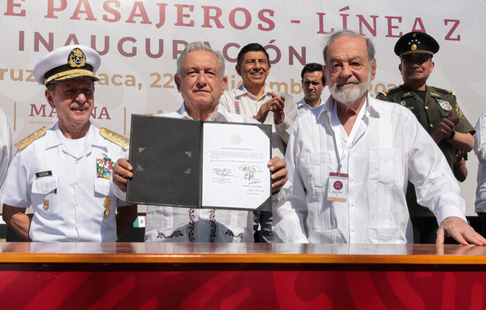 Fotografía cedida hoy, por la presidencia de México, del mandatario mexicano, Andrés Manuel López Obrador (c), acompañado del secretario de Marina Rafael Ojeda Durán (i), y del empresario Carlos Slim Helu (d), durante un acto protocolario hoy, en el municipio de Salina Cruz en el estado de Oaxaca, México. (EFE/Presidencia de México)