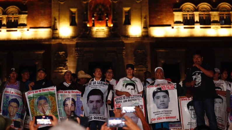 Fotografía de archivo de padres de los 43 jóvenes desaparecidos de Ayotzinapa en septiembre de 2014 y estudiantes de la escuela rural, ubicada en el  estado de Guerrero (EFE/Sáshenka Gutiérrez)