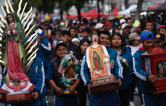 Peregrinos llegan hoy a la Basílica de Guadalupe en Ciudad de México. (EFE/ Sáshenka Gutiérrez)

