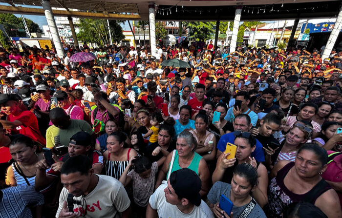 Migrantes reciben instrucciones de autoridades migratorias mexicanas, para recibir amparos hoy en la ciudad de Tapachula en Chiapas, México. (EFE/Juan Manuel Blanco)
