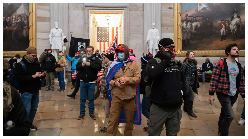 Manifestantes caminan por la Rotonda tras irrumpir en el Capitolio de Estados Unidos en Washington el 6 de enero del 2021. (Saul Loeb/AFP vía Getty Images)
