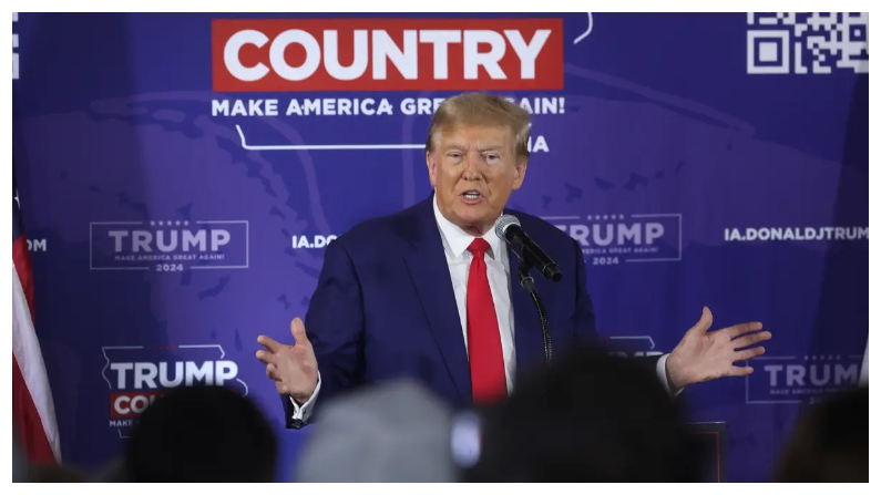 El candidato republicano a la presidencia, el ex presidente Donald Trump, habla en un acto de campaña en el bar Whiskey River en Ankeny, Iowa, el 2 de diciembre del 2023. (Scott Olson/Getty Images)