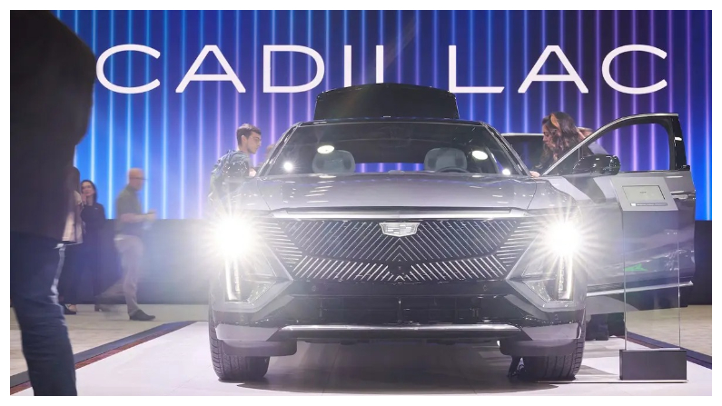 Un grupo de personas observa el vehículo eléctrico Cadillac Lyriq en el stand de Cadillac en el Salón Internacional del Automóvil de Norteamérica en Detroit, Michigan, el 14 de septiembre del 2022. (Geoff Robins/AFP vía Getty Images)