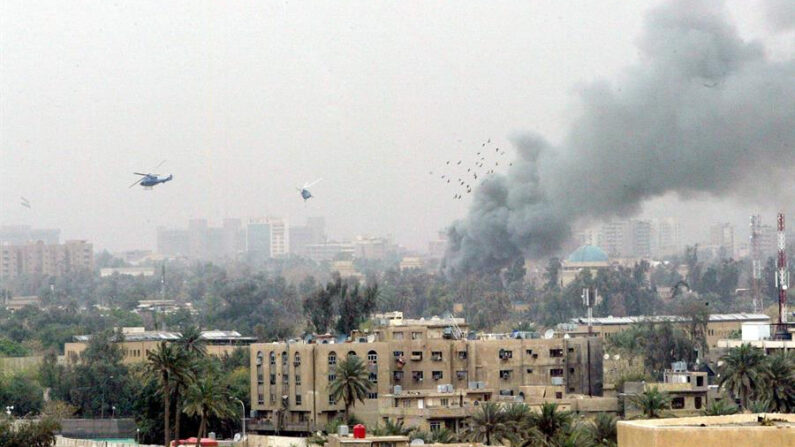 Foto de archivo de un ataque contra la fortificada Zona Verde de Bagdad. EPA/Faleh Kheiber