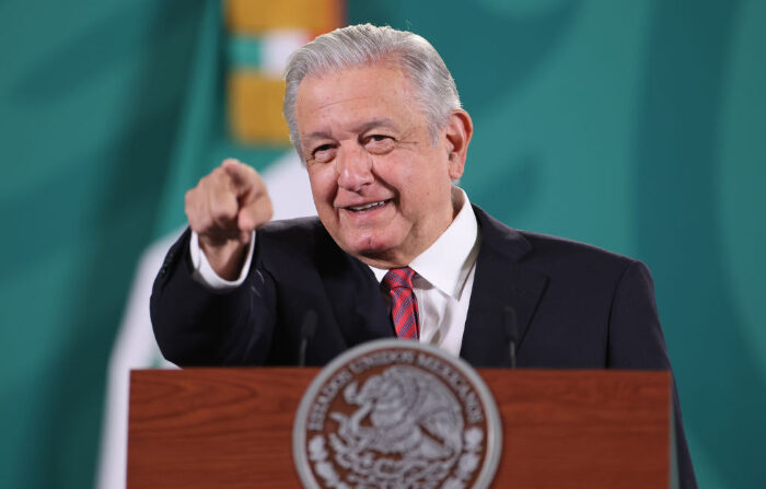 El presidente de México, Andrés Manuel López Obrador, gesticula como parte de la sesión diaria en Palacio Nacional en una imagen de archivo en la Ciudad de México, México. (Hector Vivas/Getty Images)