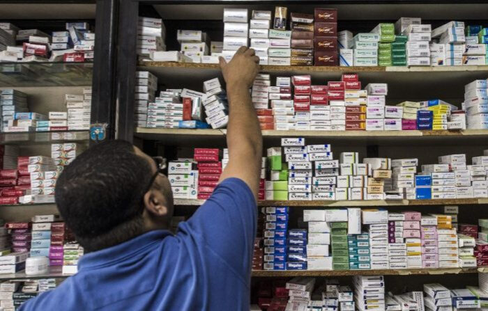 Megafarmacia de México abre entre desafíos señalados por especialistas y el sector farmacéutico. Imagen de archivo de un empleado vende medicamentos a un cliente en una farmacia el 9 de noviembre de 2016. (Khaled Desouki/AFP a través de Getty Images)