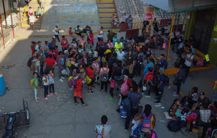 Migrantes dialogan con autoridades mexicanas cerca de una estación migratoria el 6 de diciembre de 2023, en la Ciudad de Tapachula en el estado de Chiapas (México). (EFE/ Juan Manuel Blanco)
