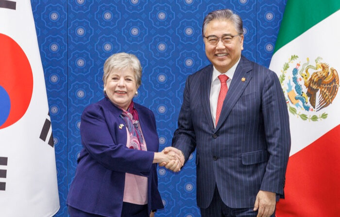 El ministro de Relaciones Exteriores de Corea del Sur, Park Jin, le da la mano a su homóloga mexicana, Alicia Bárcena Ibarra, antes de sus conversaciones en el Ministerio de Relaciones Exteriores en Seúl, el 8 de diciembre de 2023. (EFE/EPA/YONHAP SOUTH KOREA OUT)