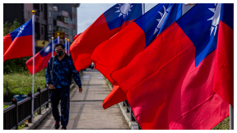 Un hombre camina junto a las banderas nacionales de Taiwán en la isla de Nangan, en las islas Matsu de Taiwán, el 13 de octubre de 2023. (Foto de ANNABELLE CHIH/AFP vía Getty Images)