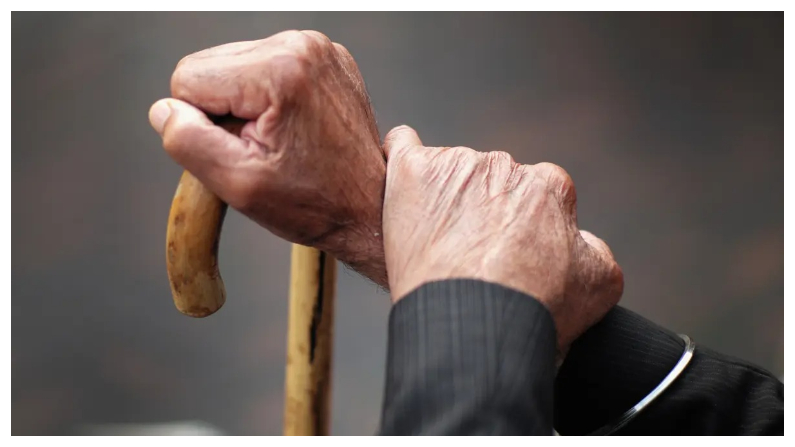 Un pensionado sostiene su bastón en esta foto de archivo. (Christopher Furlong/Getty Images)