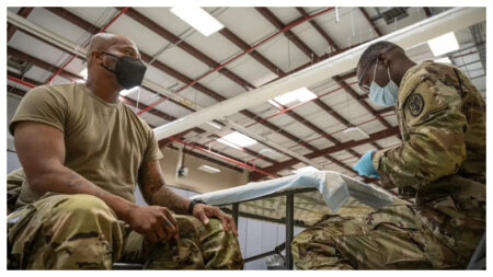 Soldados expulsados por negarse a la vacuna tachan de táctica «poco sincera» la oferta del Ejército de regresar
