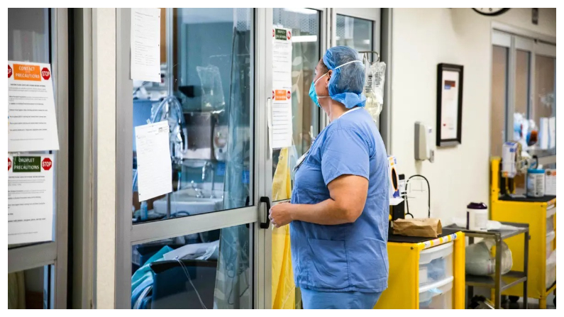 Profesional sanitario se prepara para entrar en la habitación de un paciente en una foto de archivo. (Megan Jelinger/AFP vía Getty Images)
