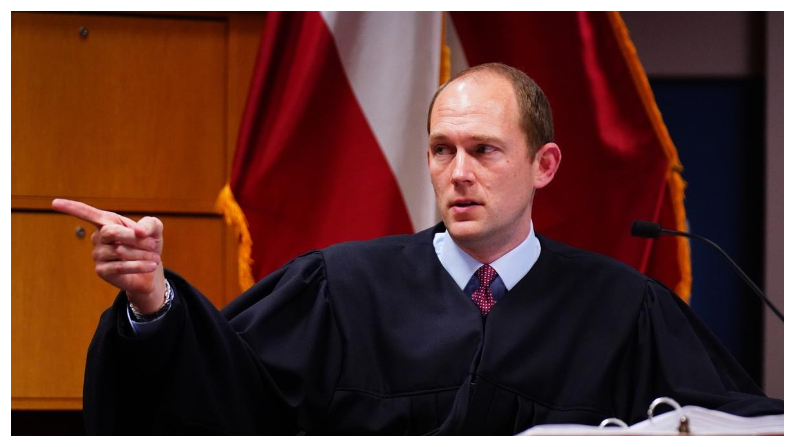 El juez Scott McAfee habla durante una audiencia en el caso de interferencia en las elecciones de Georgia del 2020 en el Tribunal del Condado de Fulton en Atlanta el 1 de diciembre del 2023. (John David Mercer- Pool/Getty Images)