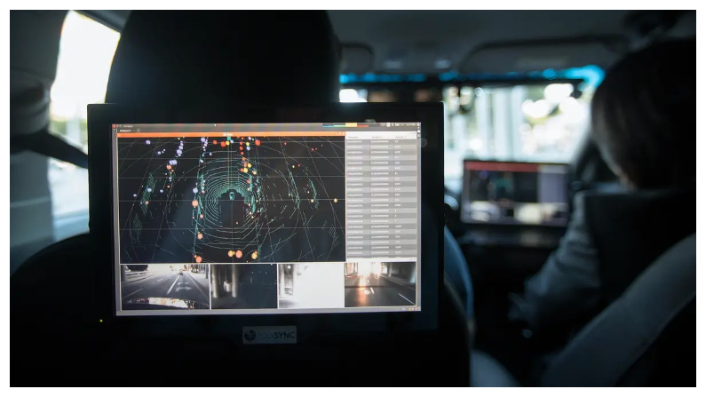 Los datos de LiDAR, radar, cámaras y unidades de GPS se ven dentro de un carro equipado con el desarrollo del sistema de autonomía PolySync para la creación y despliegue de vehículos sin conductor durante la feria de cuatro días AutoMobility LA en el Centro de Convenciones de Los Ángeles, California, el 17 de noviembre del 2016. (David McNew/Getty Images)