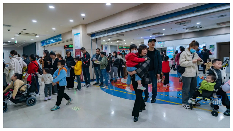 Padres con niños que padecen enfermedades respiratorias hacen cola en un hospital infantil de Chongqing, China, el 23 de noviembre del 2023. (CFOTO/Future Publishing vía Getty Images)