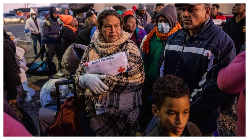 Inmigrantes ilegales esperan para entrar en un refugio en la Iglesia del Sagrado Corazón en El Paso, Texas, el 17 de diciembre del 2022. (John Moore/Getty Images)