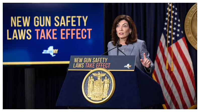 La gobernadora de Nueva York, Kathy Hochul, anuncia nuevas normas sobre porte oculto de armas en una rueda de prensa en la ciudad de Nueva York el 31 de agosto del 2022. (Ed Jones/AFP vía Getty Images)