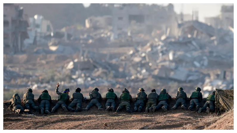 Una imagen tomada en el sur de Israel, cerca de la frontera con la Franja de Gaza, el 11 de diciembre del 2023, muestra a soldados del ejército israelí manteniendo su posición en una colina que domina el norte de Gaza, en medio de los continuos combates entre Israel y el grupo terrorista Hamás. (Menahem Kahana/AFP vía Getty Images)