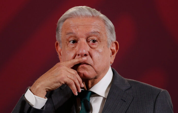 El presidente de México Andrés Manuel López Obrador habla, durante una conferencia de prensa matutina en el Palacio Nacional, hoy en Ciudad de México (México). El presidente de México, Andrés Manuel López Obrador, aseguró este lunes que los diputados del norteño estado de Nuevo León, podrían dar un ‘golpe de Estado’ para destituir a Samuel García, quien desistió de su licencia a la gubernatura para buscar la candidatura presidencial por Movimiento Ciudadano (MC) y pide regresar a su puesto. (EFE/Isaac Esquivel)