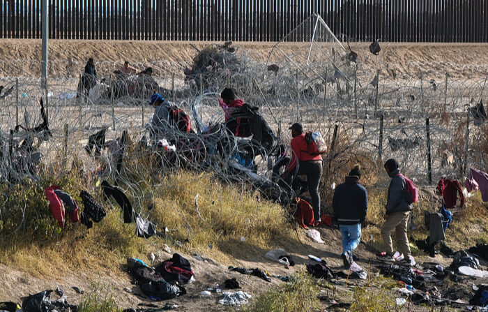 Migrantes cruzan el Río Bravo en las cercanías del muro que separa la frontera estadounidense, el 29 de diciembre de 2023, en Ciudad Juárez, Chihuahua. (EFE/Luis Torres)