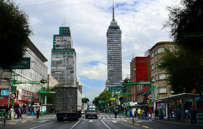 Vista general de la afluencia de personas en la Avenida Lázaro Cárdenas, en Ciudad de México. Fotografía de archivo. (EFE/ Jorge Núñez)
