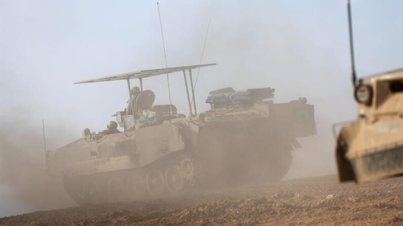 Un vehículo blindado israelí avanzando hacia la Franja de Gaza desde un lugar no revelado en el sur de Israel, el 1 de diciembre de 2023. EFE/EPA/Atef Safadi