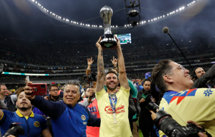 Miguel Layún de América festeja con la copa la conquista del torneo Apertura 2023. (EFE/Isaac Esquivel)
