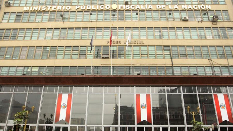 Fotografía de archivo en la que se registró la fachada de la sede de la Fiscalía de Perú, en Lima (Perú). EFE/Paolo Aguilar