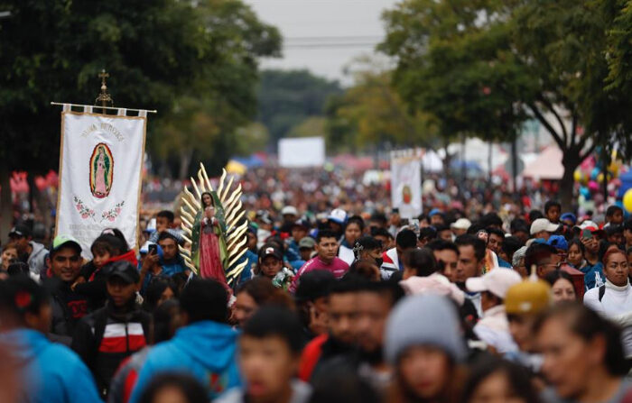 Peregrinos llegan ayer a la Basílica de Guadalupe en Ciudad de México. (EFE/ Sáshenka Gutiérrez)
