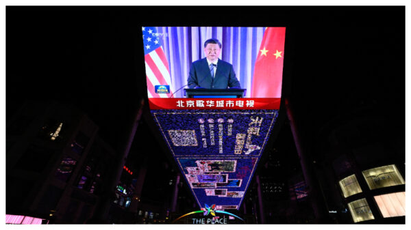 Una pantalla al aire libre en Beijing muestra un programa de noticias sobre el presidente chino Xi Jinping hablando al margen de la semana de Líderes de Cooperación Económica Asia-Pacífico (APEC) en California el 16 de noviembre del 2023. (Foto de JADE GAO/AFP vía Getty Images)