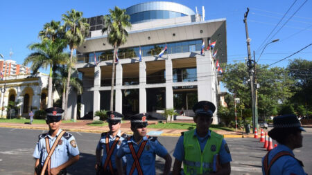 Unos 31 detenidos y 6 policías heridos en protesta en alrededores del Congreso paraguayo