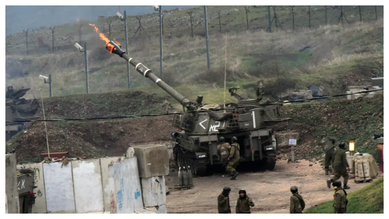 El ejército israelí dispara proyectiles de artillería contra Líbano, tras un ataque con bomba del movimiento libanés Hezbolá contra una patrulla fronteriza del ejército israelí en la disputada zona de Shebaa Farms, junto a la línea de alto el fuego entre Líbano e Israel, el 4 de enero del 2016. Hezbolá dijo que había atacado con una bomba a una patrulla fronteriza del ejército israelí en un ataque que provocó fuego de represalia por parte del Estado judío. (Avihu Shapira/AFP/Getty Images)