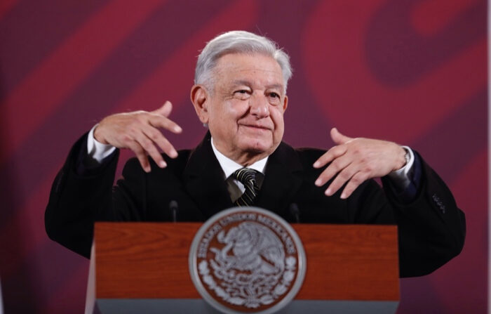 El presidente Andrés Manuel López Obrador, habla durante su conferencia matutina hoy, en Palacio Nacional, en Ciudad de México. López Obrador, celebró este viernes la detención de René Gavira, exdirector de Administración y Finanzas de Seguridad Alimentaria Mexicana (Segalmex), acusado por varios delitos de lavado de dinero, y prometió ir al fondo del caso. (EFE/Sáshenka Gutiérrez)