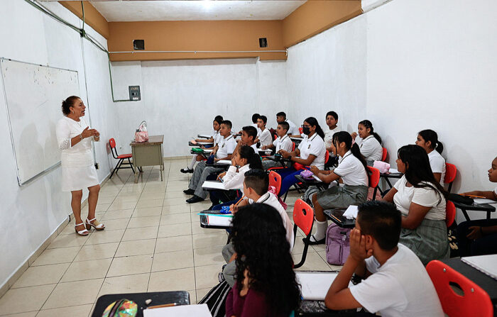 Fotografía de archivo de estudiantes de secundaria asistiendo a una clase (EFE/ David Guzmán)
