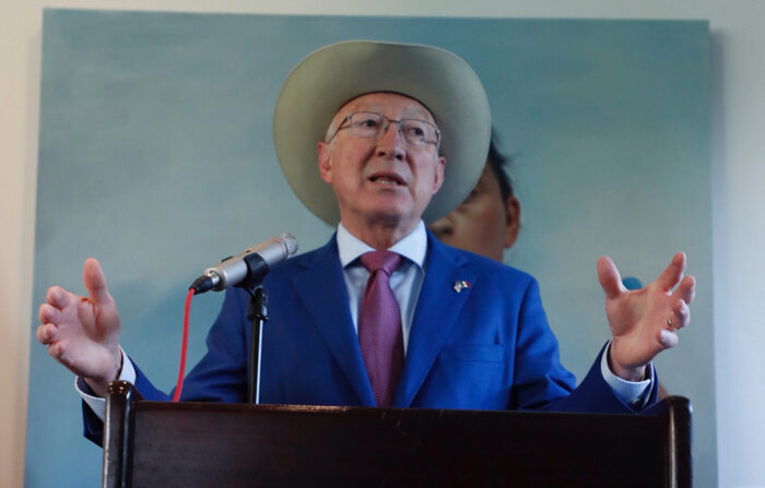 Fotografía de archivo del 6 de octubre de 2023 que muestra al embajador de Estados Unidos en México, Ken Salazar, durante una rueda de prensa en la Ciudad de México (México). (EFE/Sáshenka Gutiérrez)