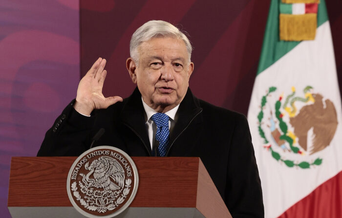 El presidente de México, Andrés Manuel López Obrador, participa durante su conferencia de prensa matutina hoy 14 de diciembre 2023, en Palacio Nacional de la Ciudad de México. (EFE/José Méndez)
