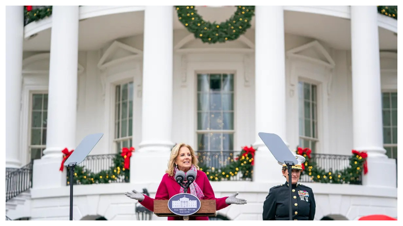 La Primera Dama Jill Biden habla durante el evento anual Toys for Tots de la Reserva del Cuerpo de Marines de EE.UU. en el Jardín Sur de la Casa Blanca en Washington, el 6 de diciembre del 2023. (Nathan Howard/Getty Images)