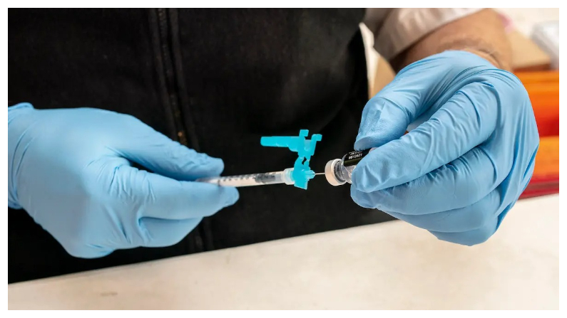 Una persona prepara dosis de la vacuna contra COVID-19 de Pfizer-BioNtech en Shoreline, Washington, el 3 de noviembre del 2021. (David Ryder/Getty Images)