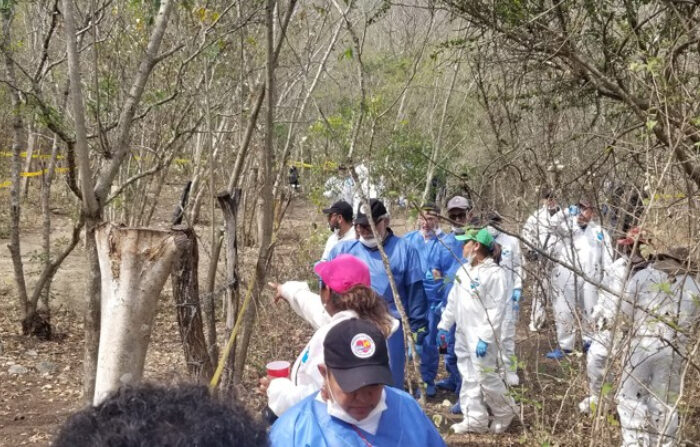 Fotografía de archivo de familiares de desaparecidos que trabajan en la exhumación de fosas clandestinas en El Mante, México. (EFE/ Str)
